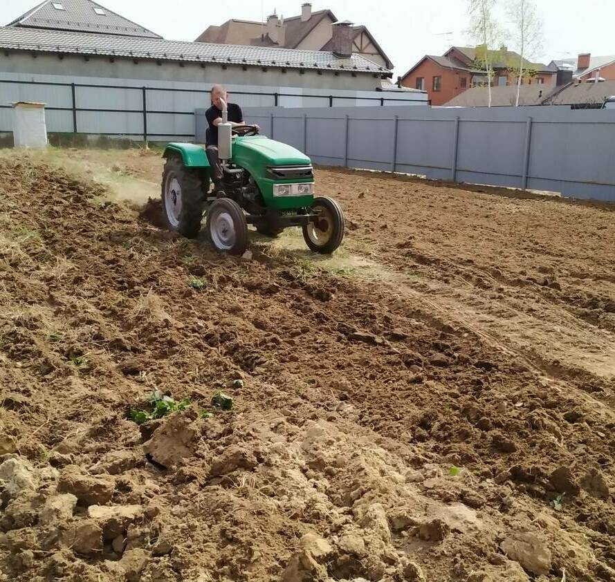 Вспашка земли на тракторе в Домодедово